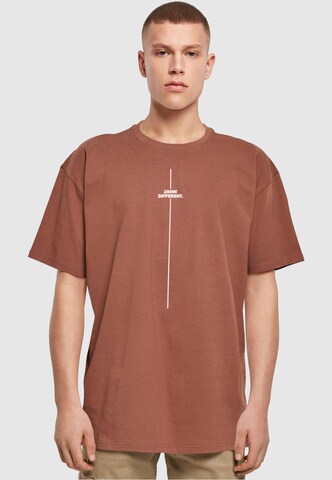 T-Shirt 'Think Different' Merchcode en marron : devant