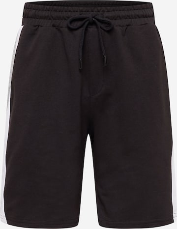 Trendyol Regular Shorts in Schwarz: predná strana