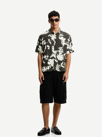 Bershka Comfort Fit Риза в черно