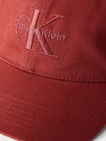 Șapcă de la Calvin Klein pe roșu
