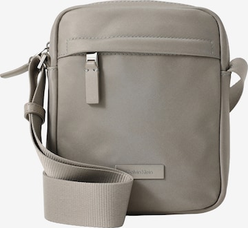 Sac à bandoulière Calvin Klein en gris : devant