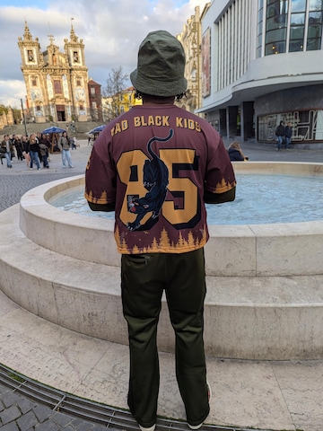 T-Shirt 'Anniversary Jersey (Brown)' The Rad Black Kids en marron