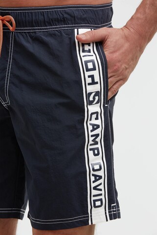 CAMP DAVID Lange Badeshorts mit Logo-Tapes in Blau