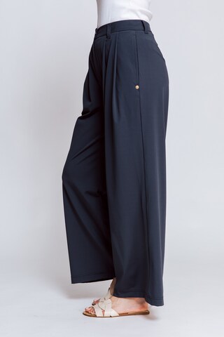 Zhrill Regular Pleat-Front Pants in Blue