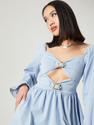 Robe 'Lucca' Hoermanseder x About You en bleu