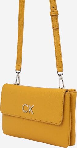 Calvin Klein - Bolso de hombro en oro: frente