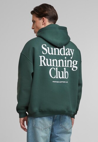 Another Cotton Lab Sweatshirt 'Sunday Running Club' in Green: front