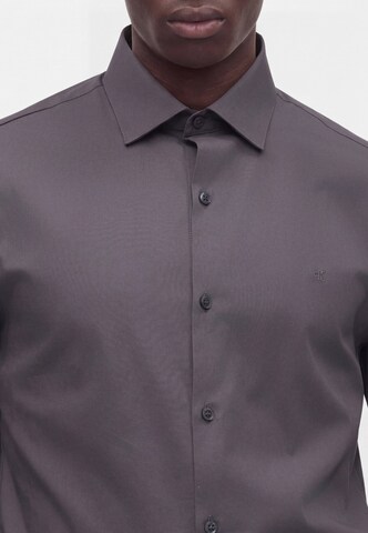 Calvin Klein Slim fit Ing 'ESSENTIALS' - szürke: elől