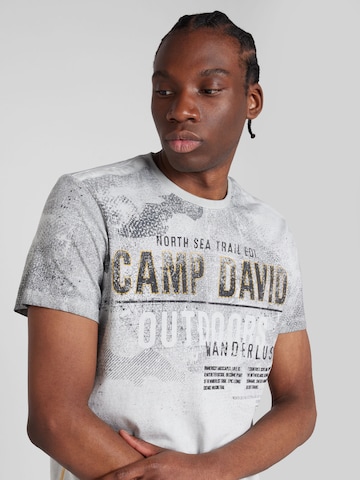 Tricou de la CAMP DAVID pe gri