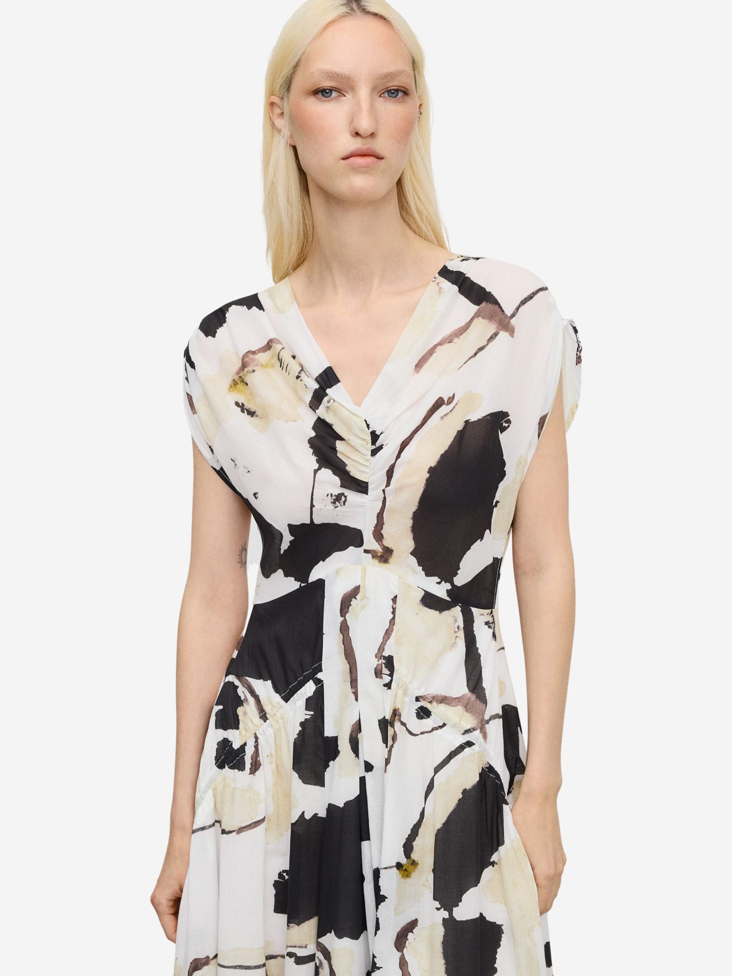 Adolfo Dominguez Mekko värissä beige