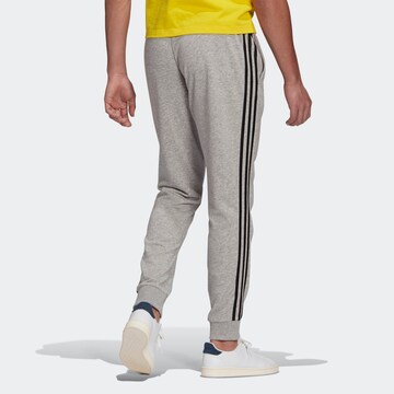 ADIDAS SPORTSWEAR Zwężany krój Spodnie sportowe 'Essentials French Terry Tapered Cuff 3-Stripes' w kolorze szary