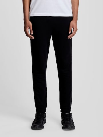 Lyle & Scott Regular Chino Pants in Black: front