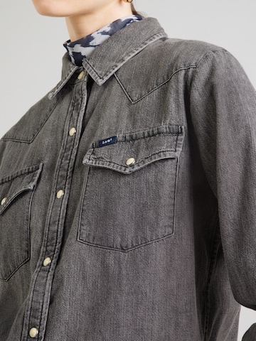 Lee Pluus, värv must