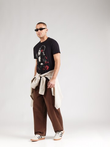 AMPLIFIED Paita 'AMY WINHOUSE-POSES WITH ROSES' värissä musta