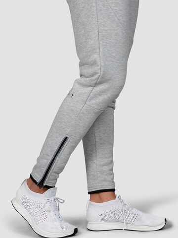 Tapered Pantaloni sportivi 'Naka' di MOROTAI in grigio