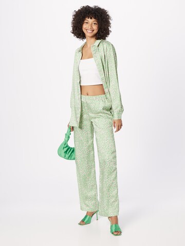 Largi Pantaloni 'Clarke' de la modström pe verde