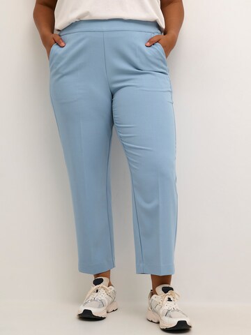 KAFFE CURVE regular Παντελόνι με τσάκιση 'Sakira' σε μπλε: μπροστά