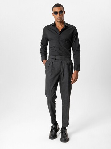 Tapered Pantaloni con pieghe di Antioch in grigio