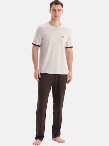 Dagi Pitkä pyjama värissä ruskea: etupuoli