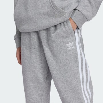 ADIDAS ORIGINALS Tapered Byxa 'Trefoil' i grå