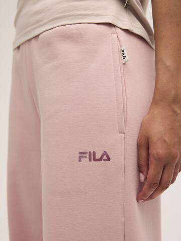 Regular Pantalon 'CALICE regular wide graphic sweat pants' FILA en rose