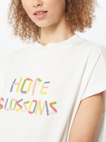 Tricou 'HOPE BLOSSOMS' de la Thinking MU pe alb