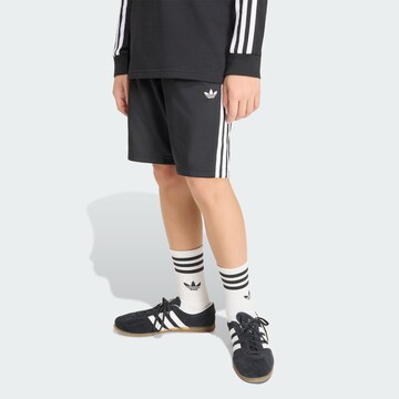 ADIDAS ORIGINALS - Regular Calças 'Firebird' em preto: frente