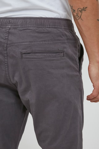INDICODE JEANS Tapered Chinohose in Grau