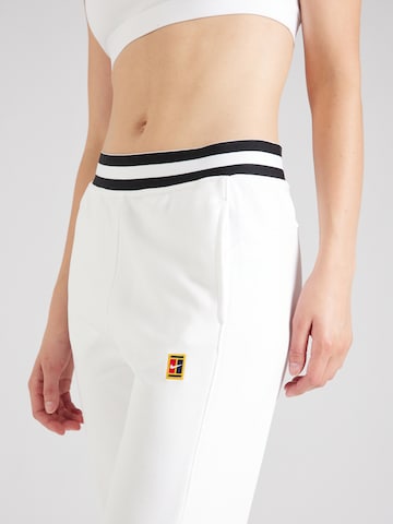 Tapered Pantaloni sportivi di NIKE in bianco