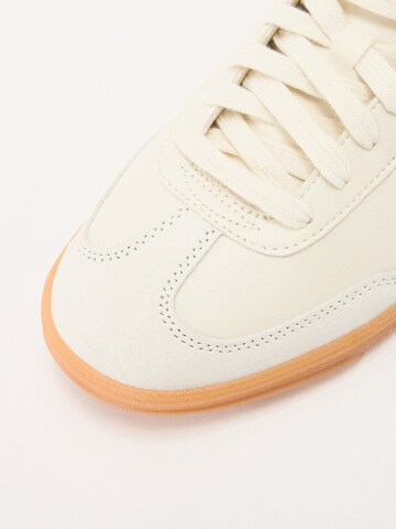 balts SKECHERS Zemie brīvā laika apavi 'HOTSHOT - PYKE'