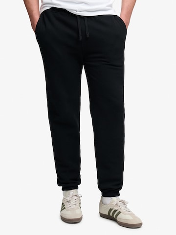 Tapered Pantaloni 'ESSENTIAL' de la Superdry & Co pe negru: față