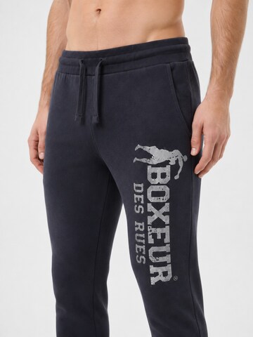 Boxeur des Rues - regular Pantalón deportivo 'Herren Jogginghose Boxeur des Rues mit Kordelzug und Bündchen, Anthrazit, Metallisches vertikales Logo, Baumwolle' en gris