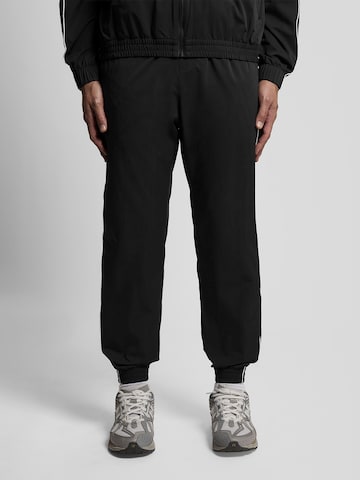 Lyle & Scott Tapered Broek 'Track' in Zwart: voorkant