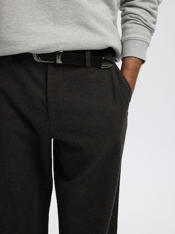 SELECTED Loosefit Chino in Bruin