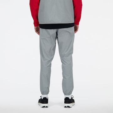 Effilé Pantalon new balance en gris