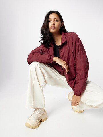 ADIDAS ORIGINALS Prehodna jakna 'Premium Essentials Nylon' | rdeča barva