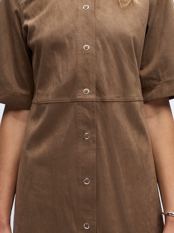 OBJECT - Vestido camisero en marrón