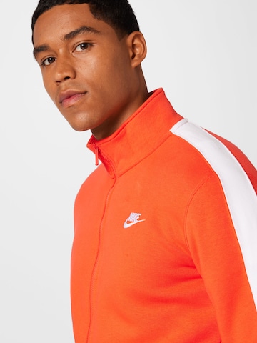 Nike Sportswear - Casaco em moletão em vermelho