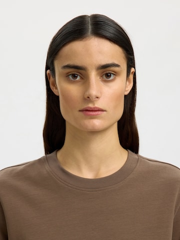 SELECTED Póló 'SLFEssential' - barna