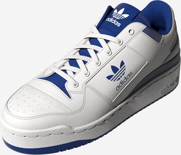 ADIDAS ORIGINALS - Sapatilhas baixas 'Forum Bold' em branco: frente