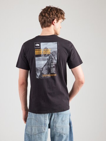 THE NORTH FACE Μπλουζάκι 'COLLAGE' σε μαύρο: μπροστά