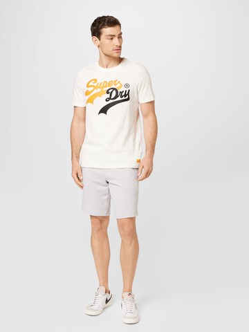 Superdry Regular Shorts in Grau