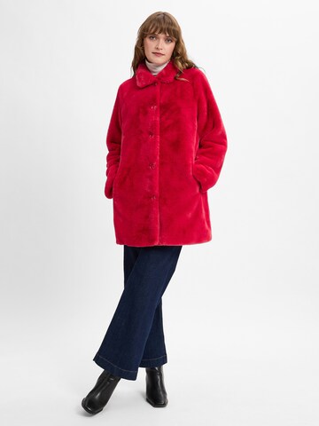 Marie Lund Mantel in Rot: Vorderseite