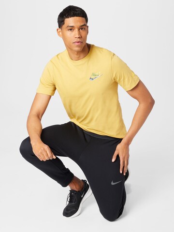 Nike Sportswear - Camiseta en amarillo