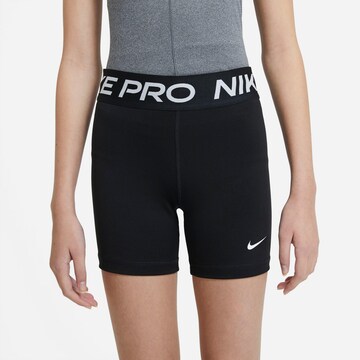 NIKE Skinny Sportshorts in Schwarz