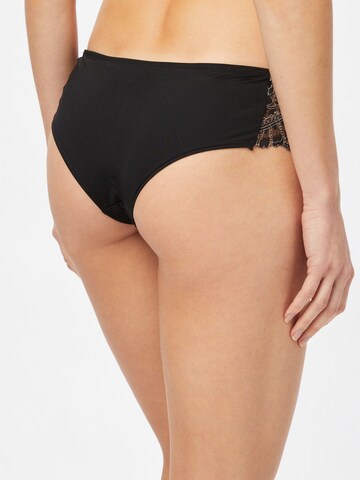 Slip de la Hunkemöller pe negru