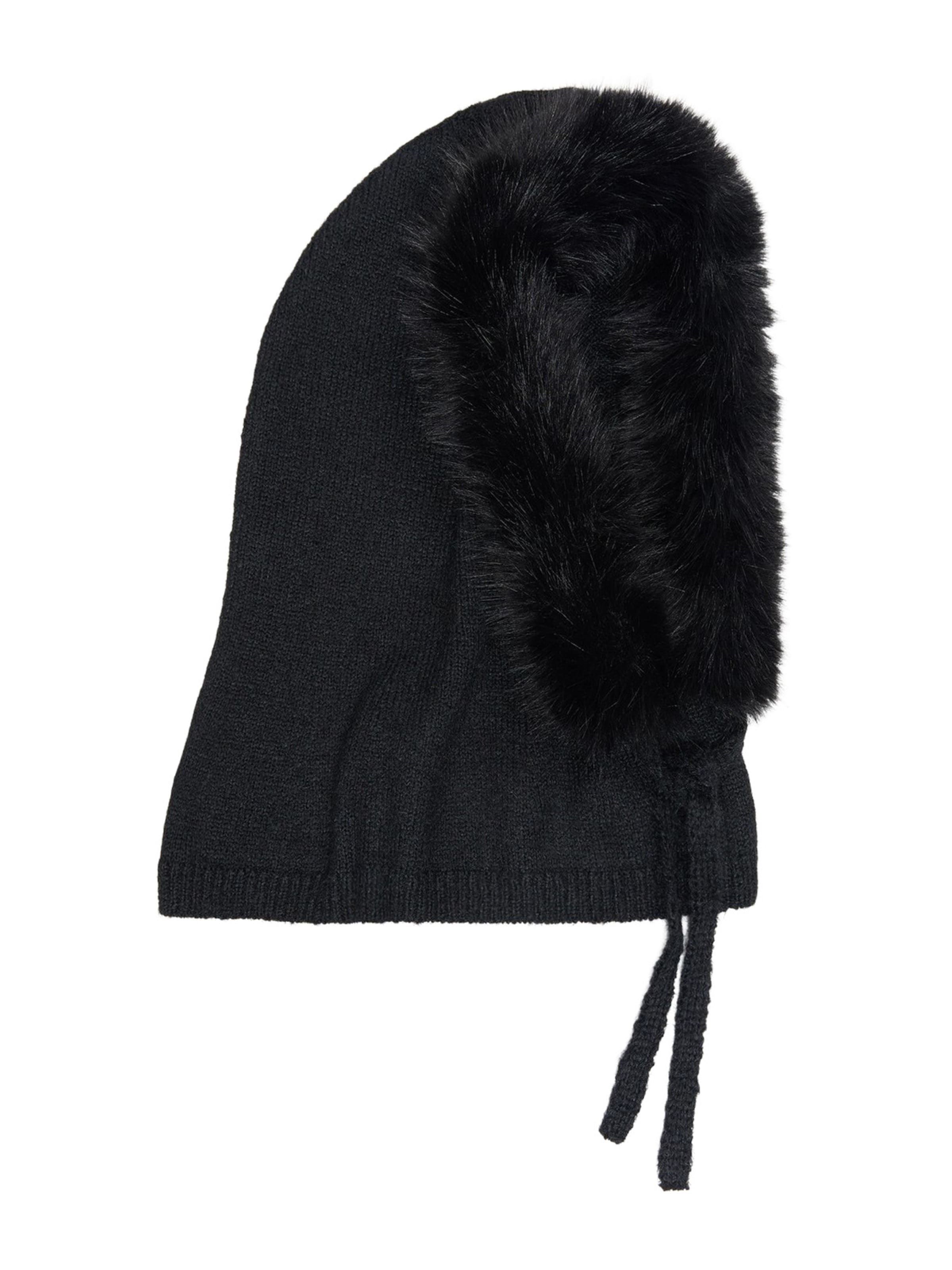 Bershka Beanie in Black: side