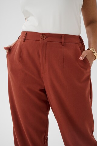 KAFFE CURVE Loosefit Bukser med lægfolder 'Merla' i brun