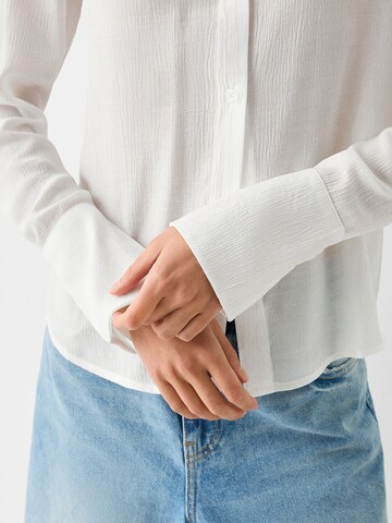 Camicia da donna di Bershka in bianco