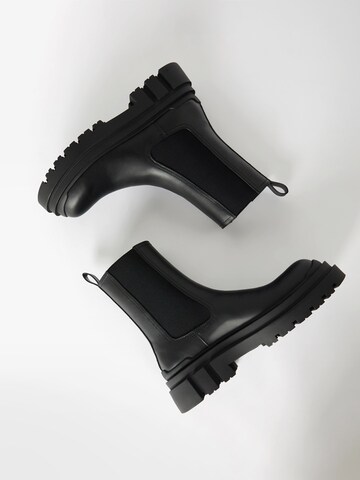 Bershka Chelsea boots in Black